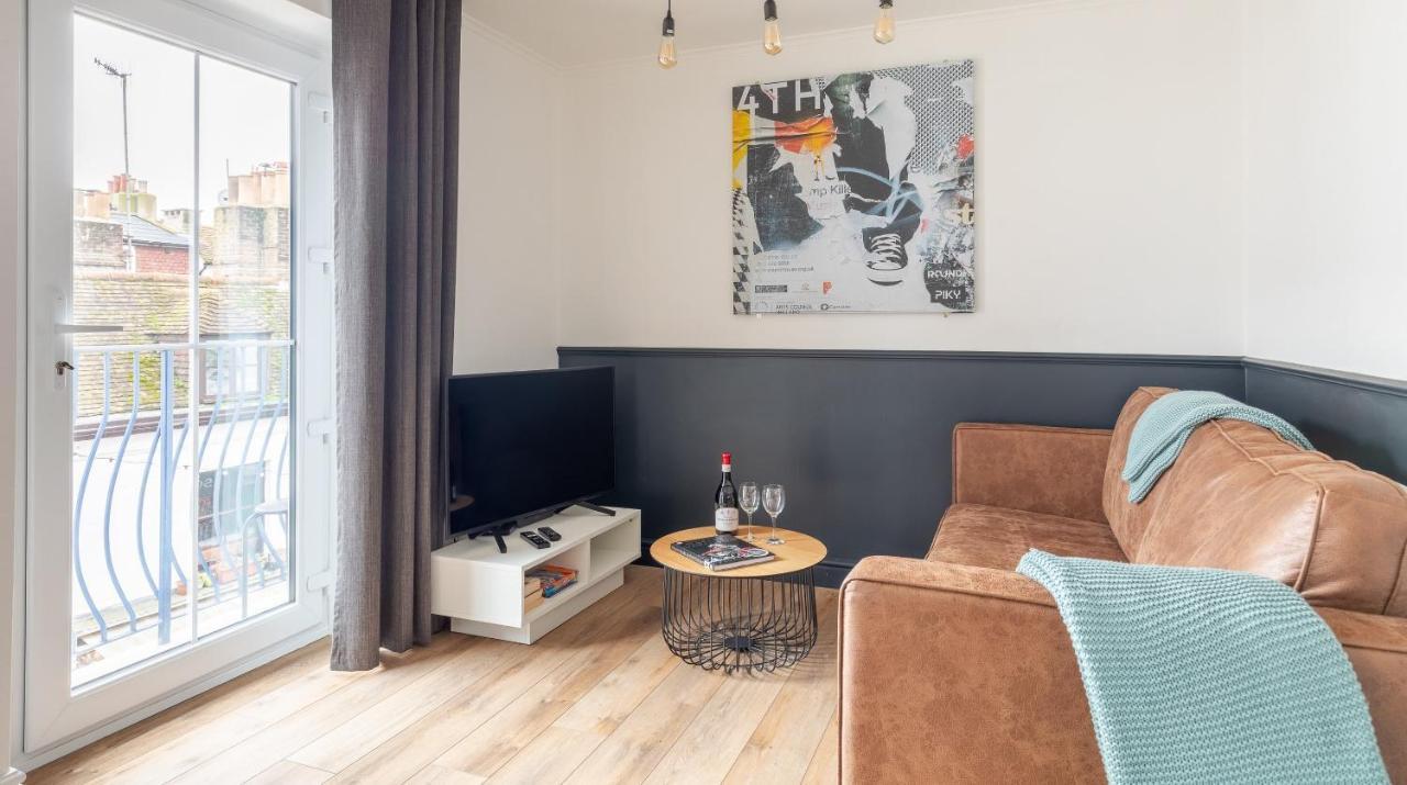 Brand New Central Balcony Flat - Hastings Holidays Экстерьер фото
